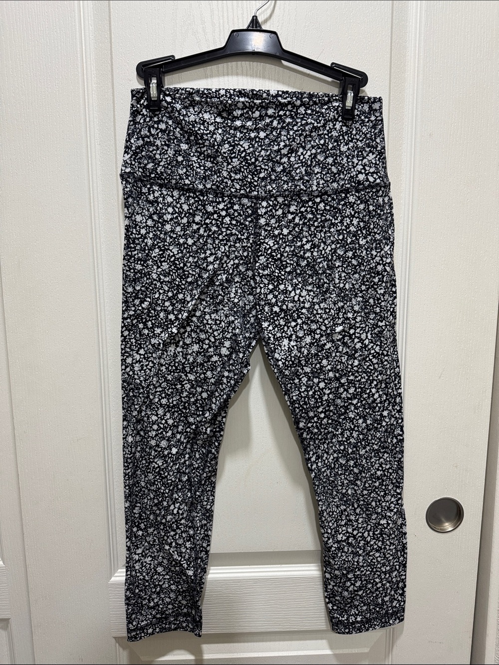 Lululemon Black White Floral Leggings Size 8 High Rise Cropped
